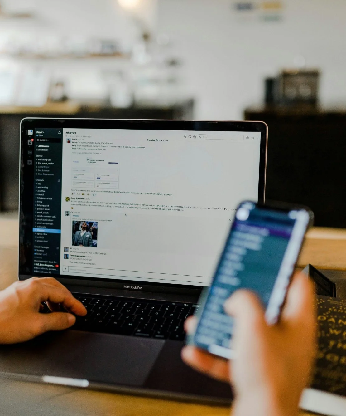 Karyawan bekerja dengan laptop dan ponsel di meja kantor