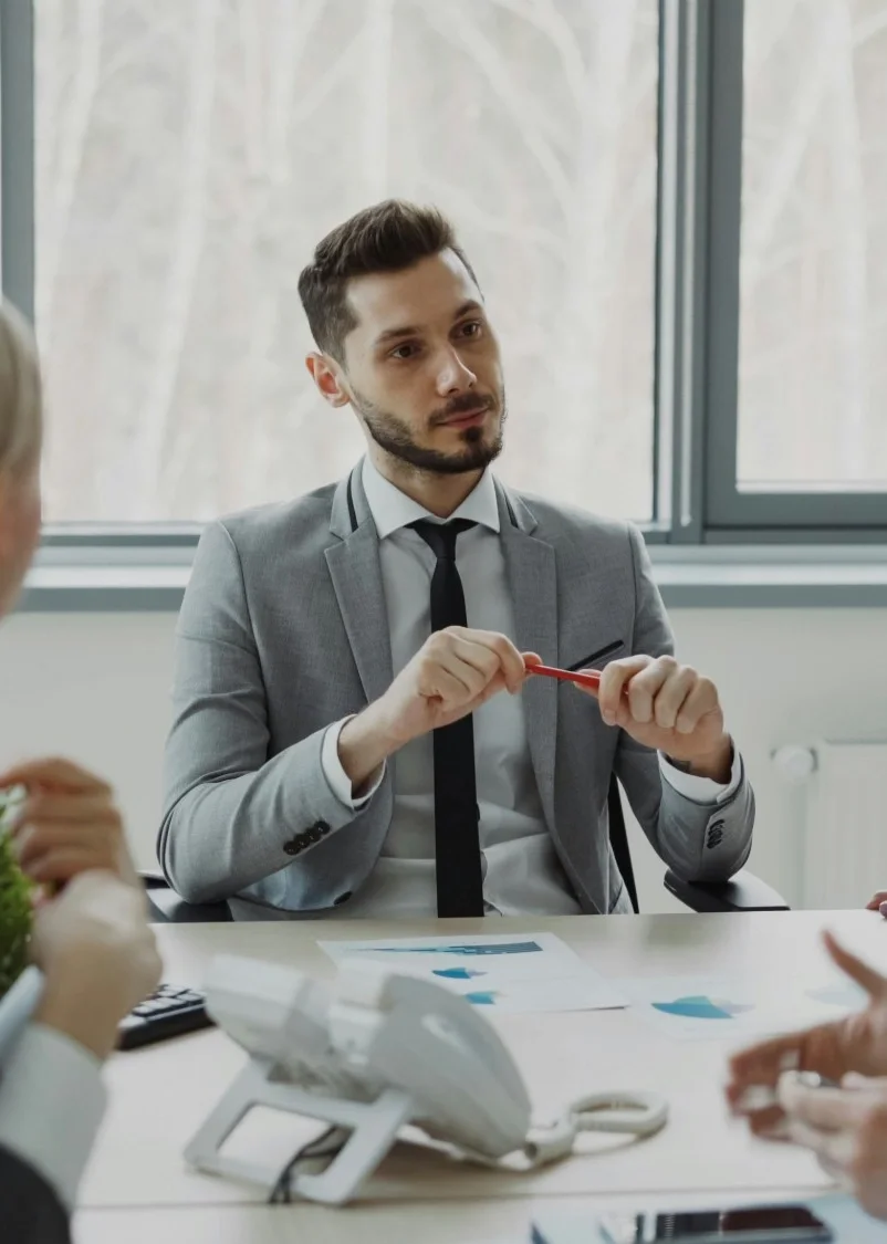 Tim berdiskusi di meja rapat kantor